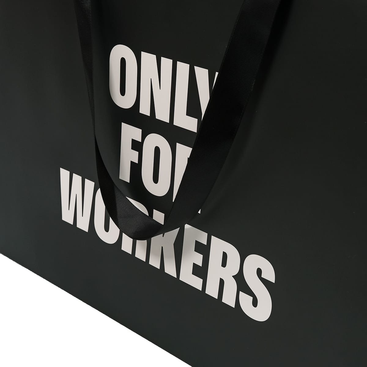 Атласна ручка на фірмовому пакеті