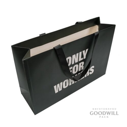 Пакет картонний для одягу з друком логотипа фотографія