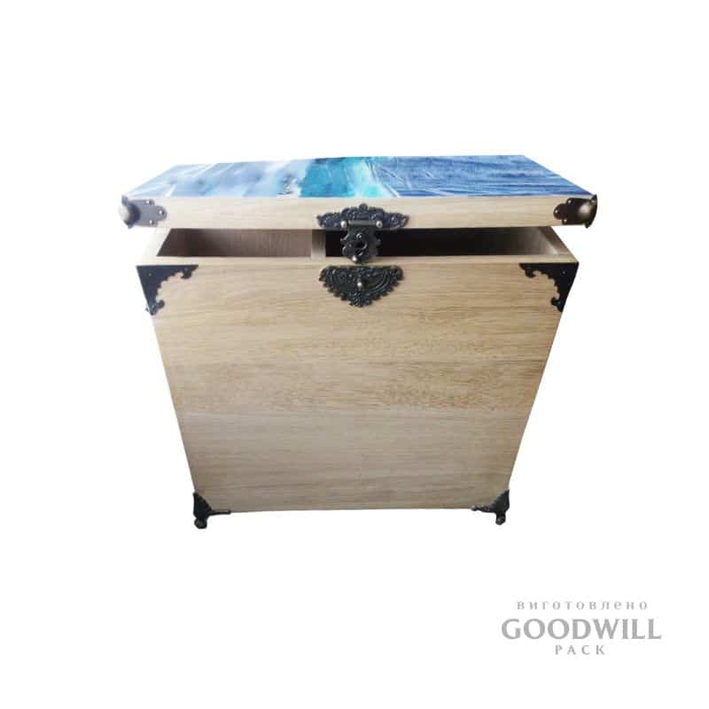 Дерев'яна коробка сундук подарункова фотографія