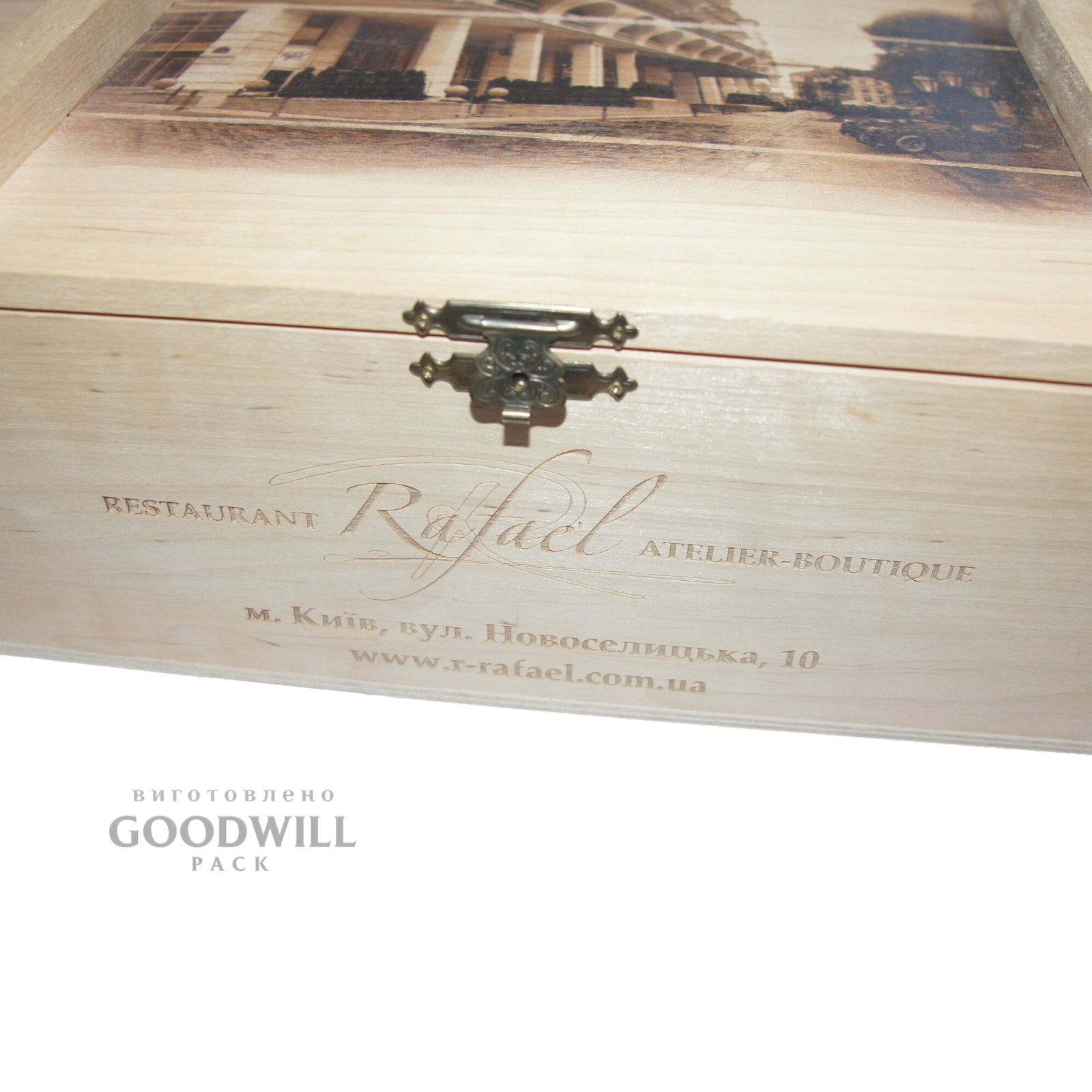 Деревянная коробка с замком подарочная