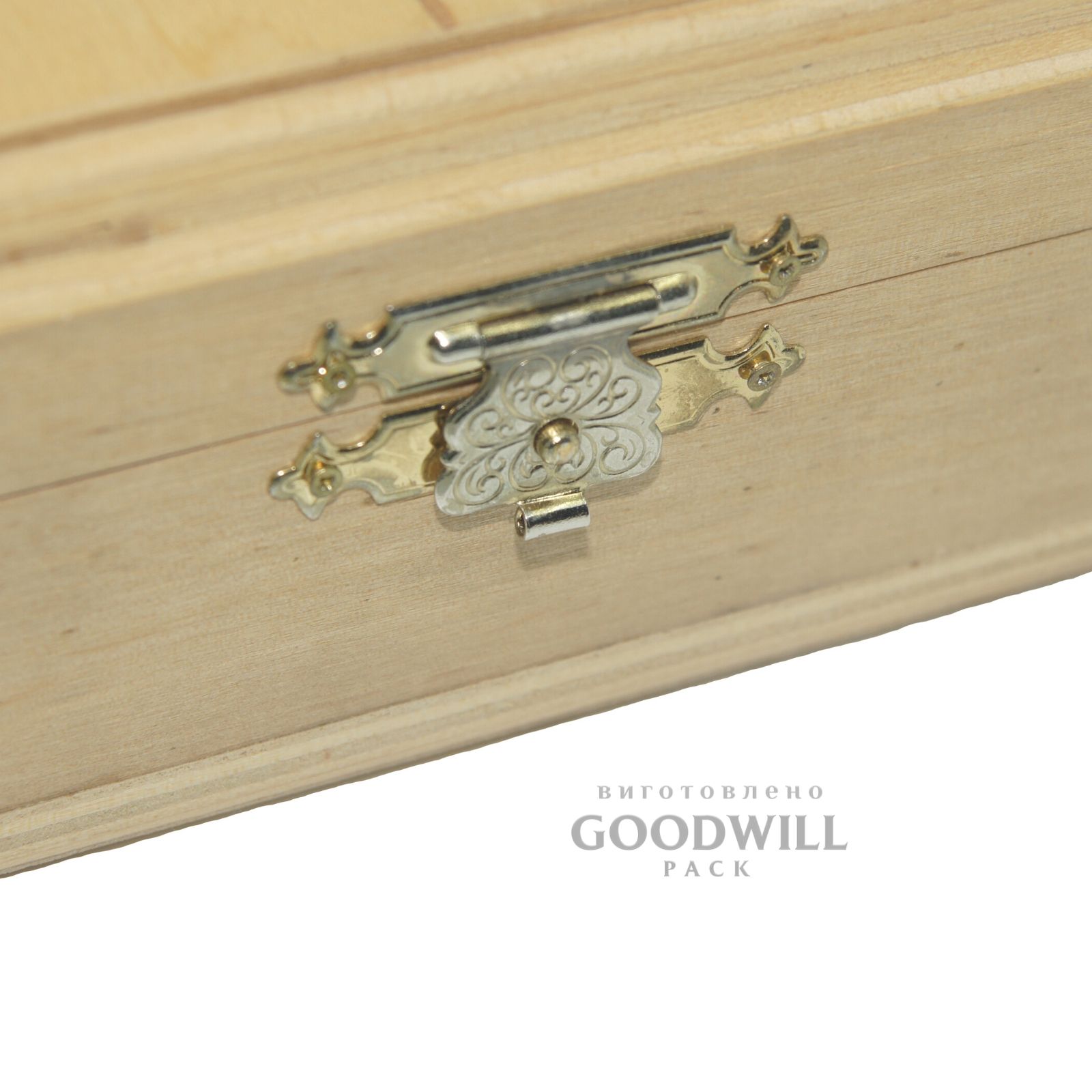 Замок на деревянной коробке