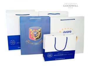 Фірмові пакети з логотипом бренда