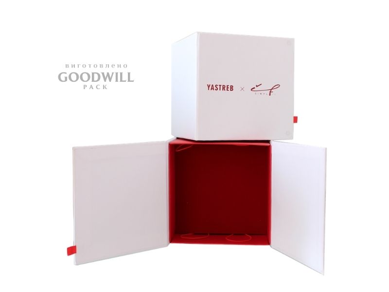 Коробка брендована для прикрас