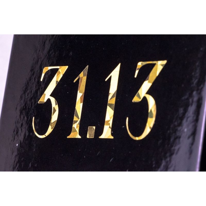 Логотип на брендовій коробці фото