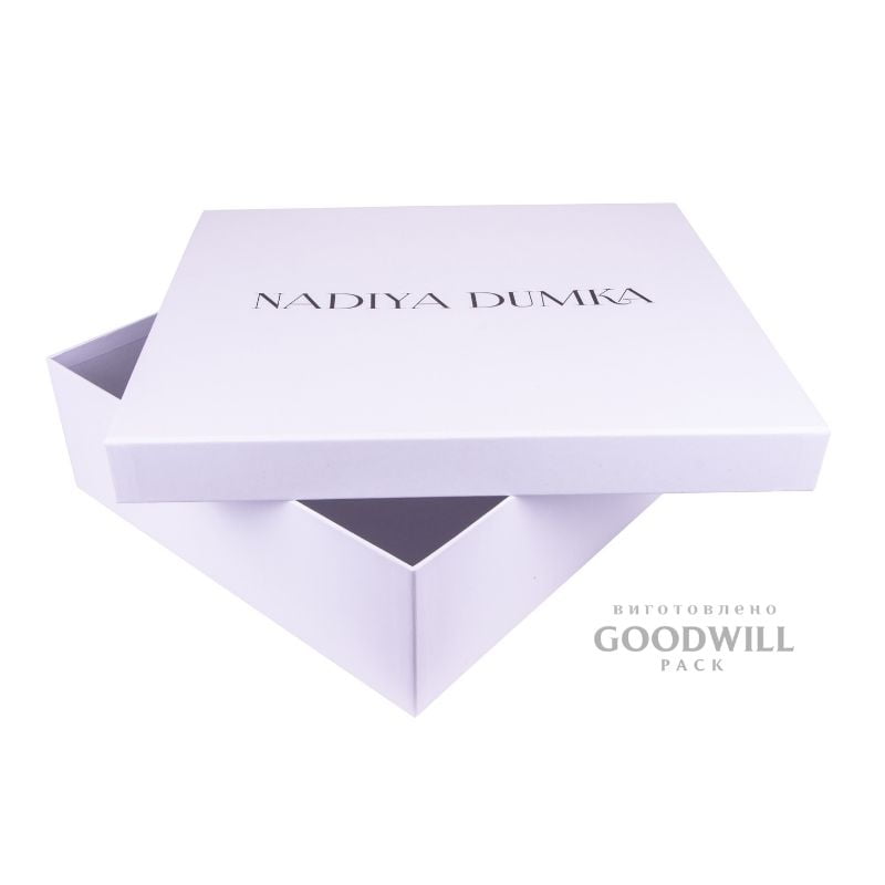 Брендована коробка для одягу з логотипом фото