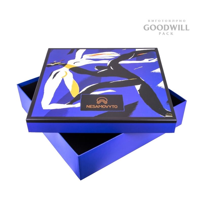 Коробка для одежды с логотипом фото