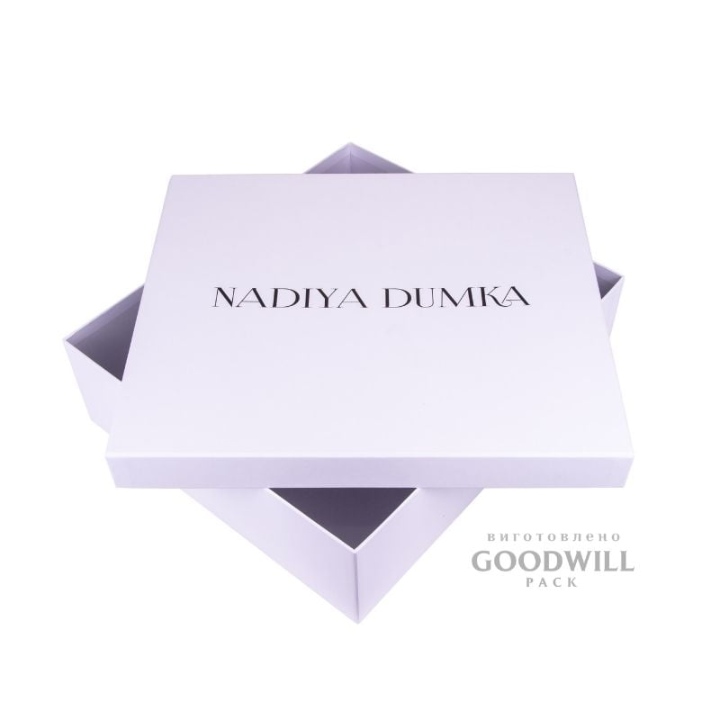 Коробка для одягу з логотипом із картону фото