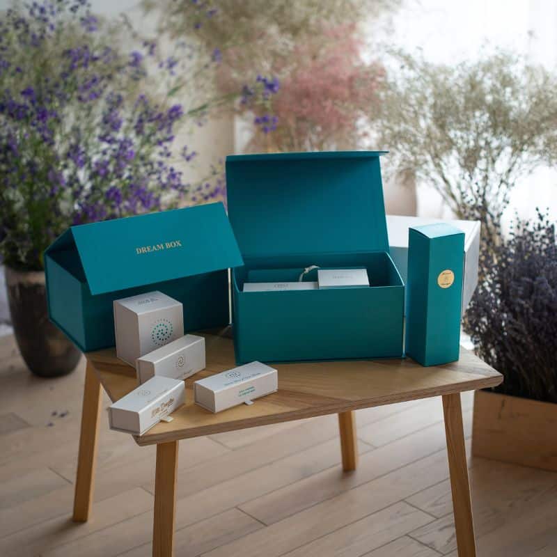 Фотографія фірмові коробки з логотипом