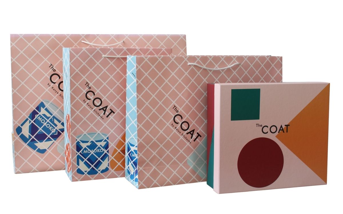 Упаковка для одягу виготовлена на замовлення.