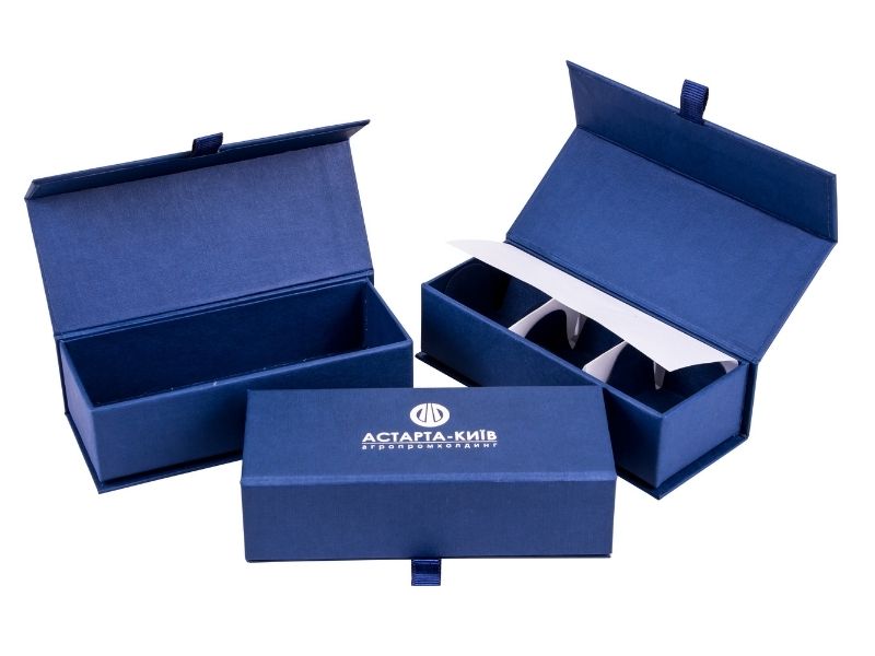 Коробки з ложементом та друком логотипу зображення