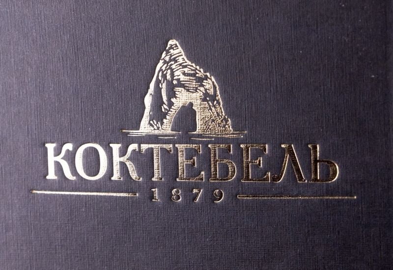 Тиснення золотою глянцевою фольгою та сліпе тиснення фото