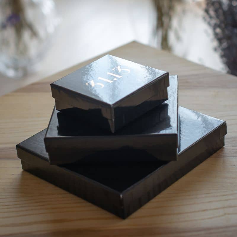 Фотографія коробки з власним логотипом для прикрас