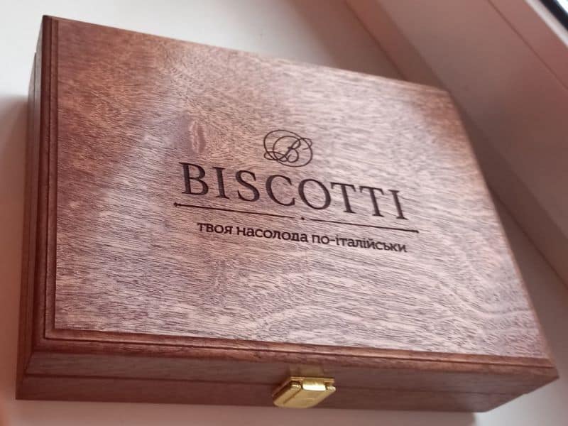 коробка с логотипом из дерева фото