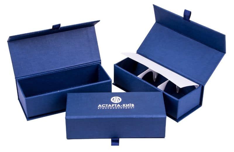 Фірмові коробки з друком логотипу та ложементом зображення