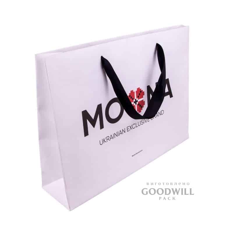 Пакет из белого крафта с репсовыми ручками для одежды фото2