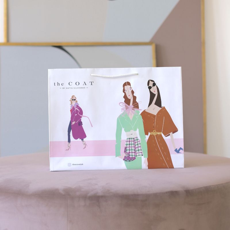 Фотографія брендований пакет з логотипом для одягу