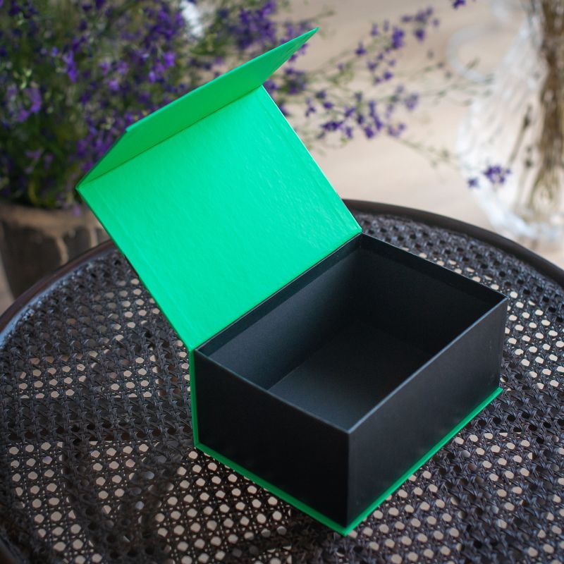 Коробки з магнітною стрічкою фото