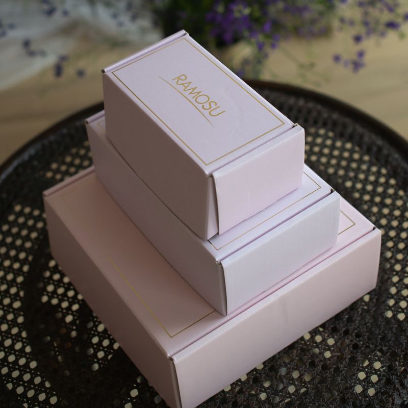 Фотографія коробки з гофрокартону з логотипом