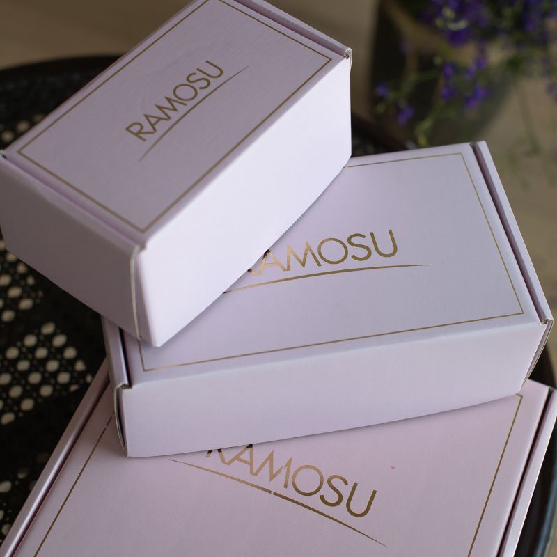 Фотографія коробки з картону з логотипом