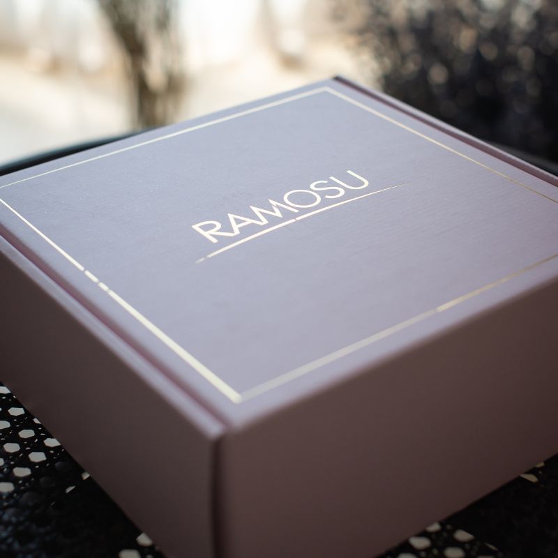 Фотографія коробки з логотипом компанії