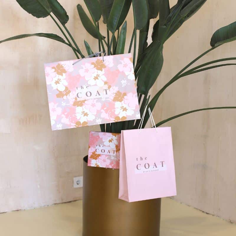 Фотографія логотип на паперових пакетах