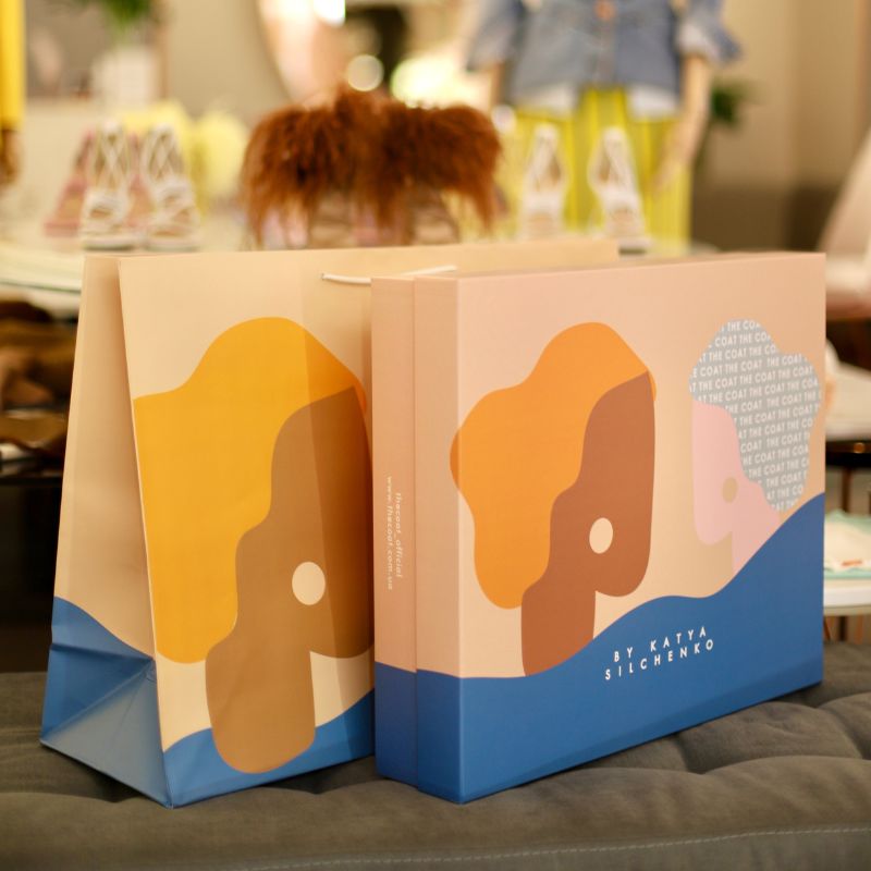 Фотографія виготовлення картонної упаковки з друком для одягу