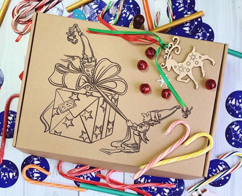 Подарункові каробки для одягу з логотипом фотографія