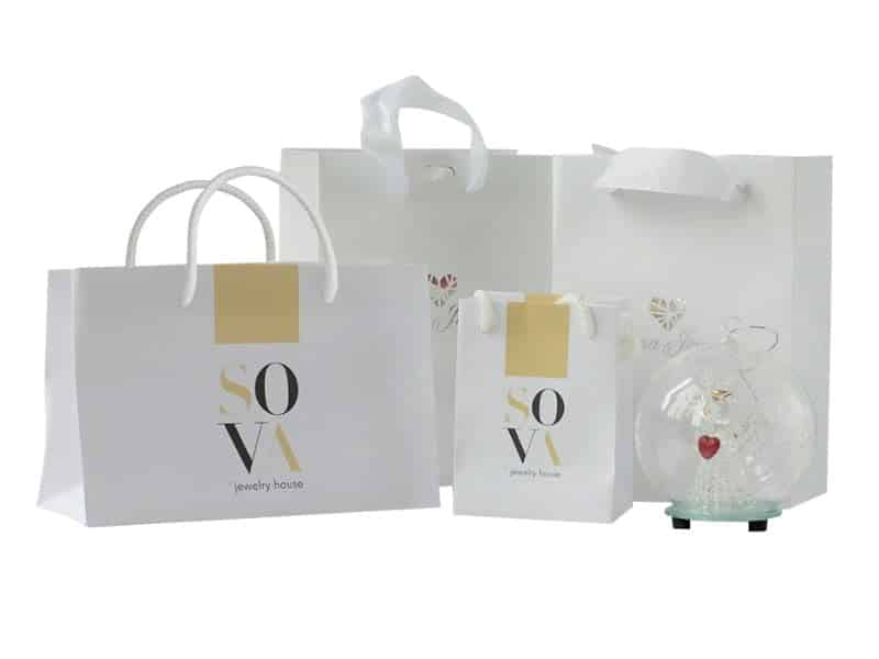 Білі паперові пакети з логотипом виготовлені на замовлення фотографія