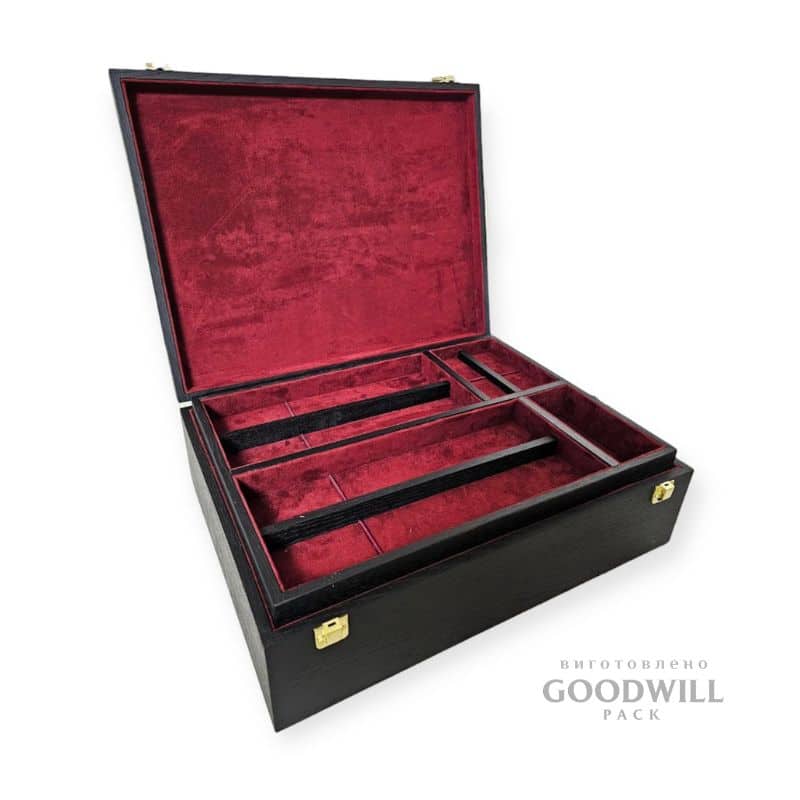 Коробка дерев'яна з ложементом фотографія