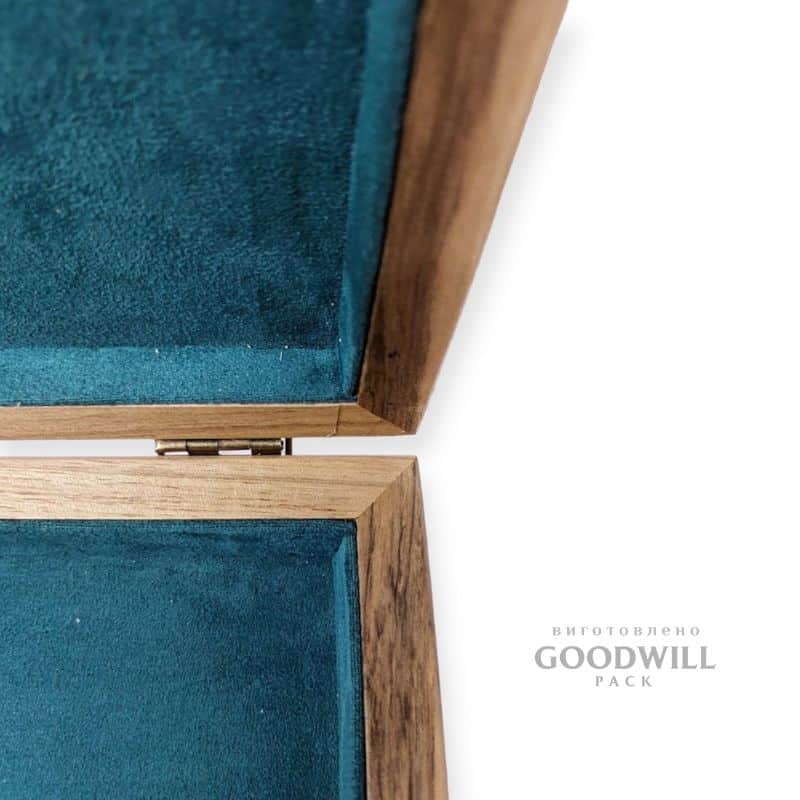 Ложемент обтягнута замша в дерев'яній коробці фотографія