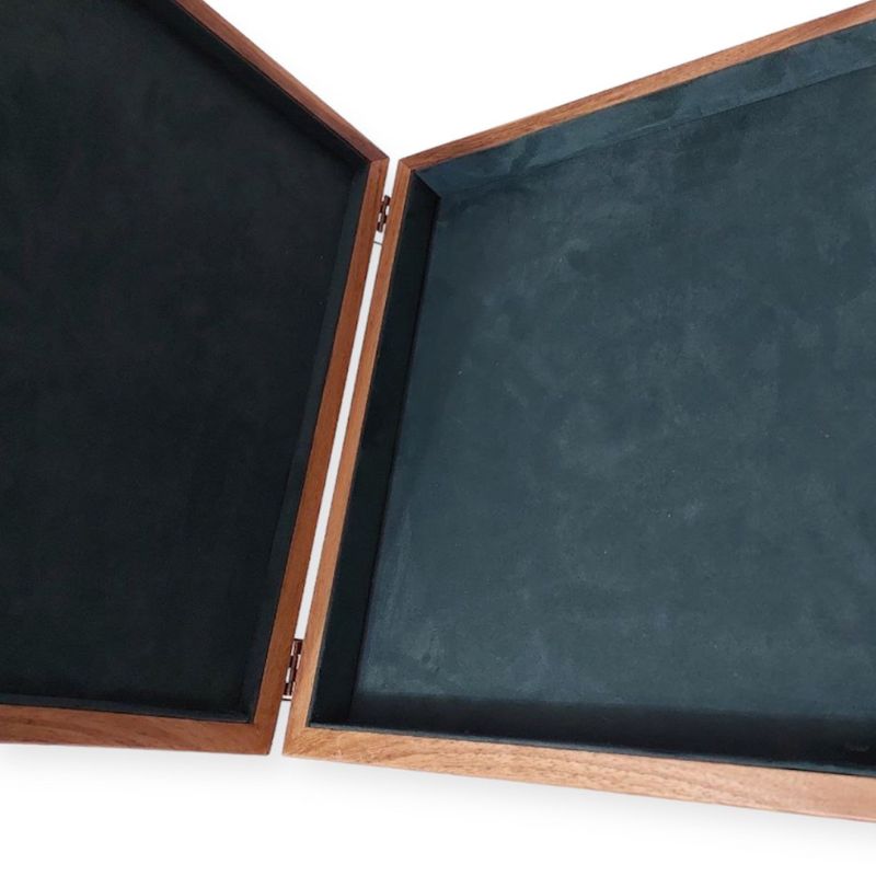 Ложемент в деревянной коробке фотография