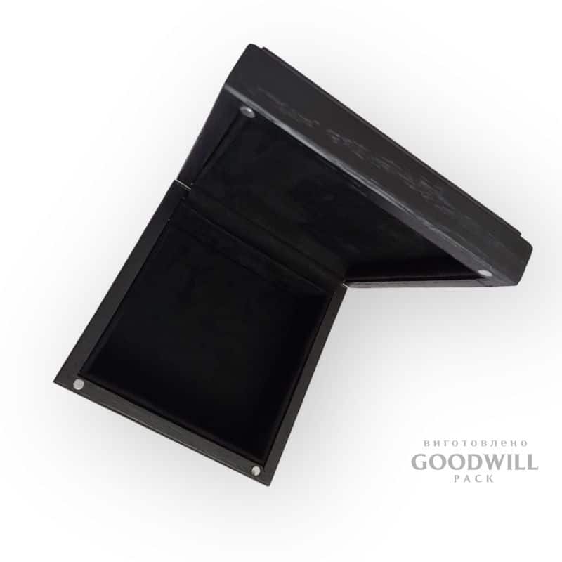 Ексклюзивна дерев'яна коробка з ложементом фотографія