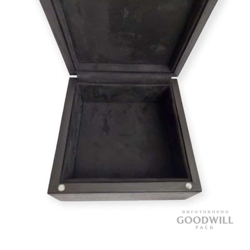 Ложемент для прикрас в дерев'яній коробці фотографія