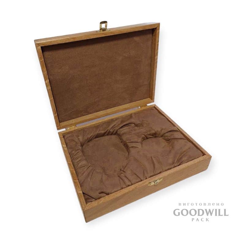 Коробка дерев'яна з ложементом фотографія