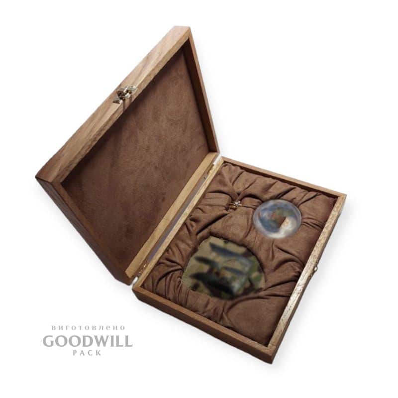 Подарунки розміщені в дерев'яній коробці фотографія