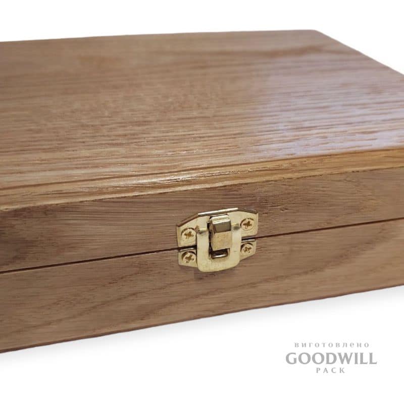 Замок на дерев'яній коробці фотографія