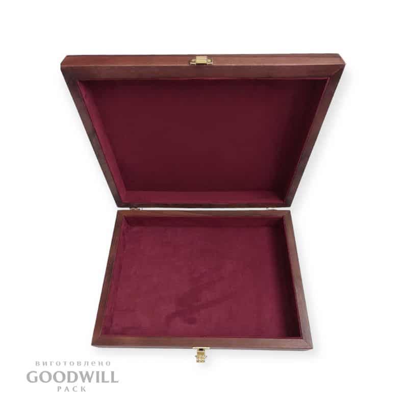 Дерев'яна коробка з ложементом фотографія