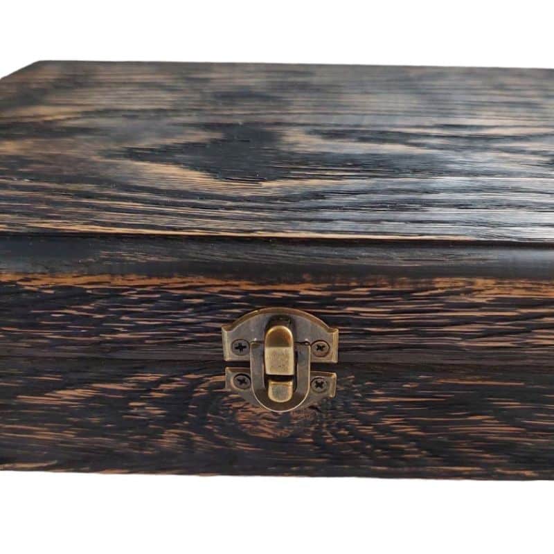 Дерев'яна коробка з замком фотографія