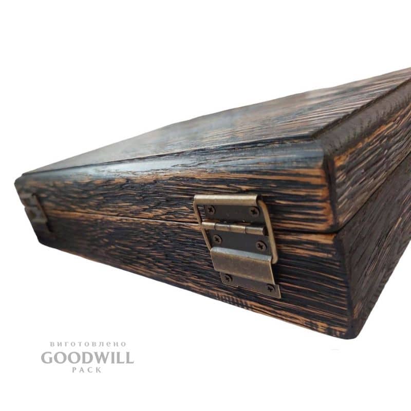 Фурнітура на коробці з дерева фотографія