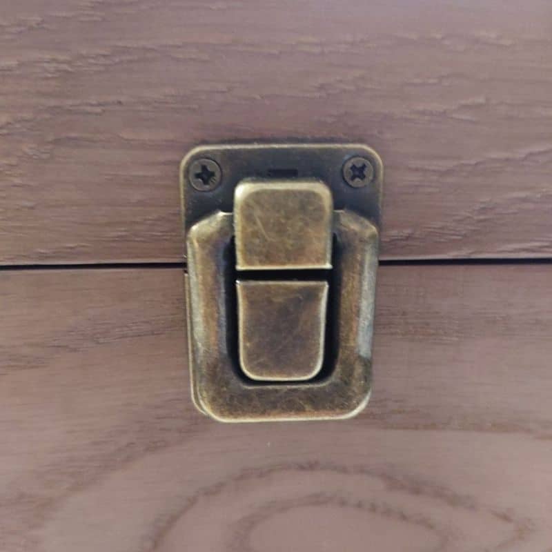 Замок на коробці з дерева фото