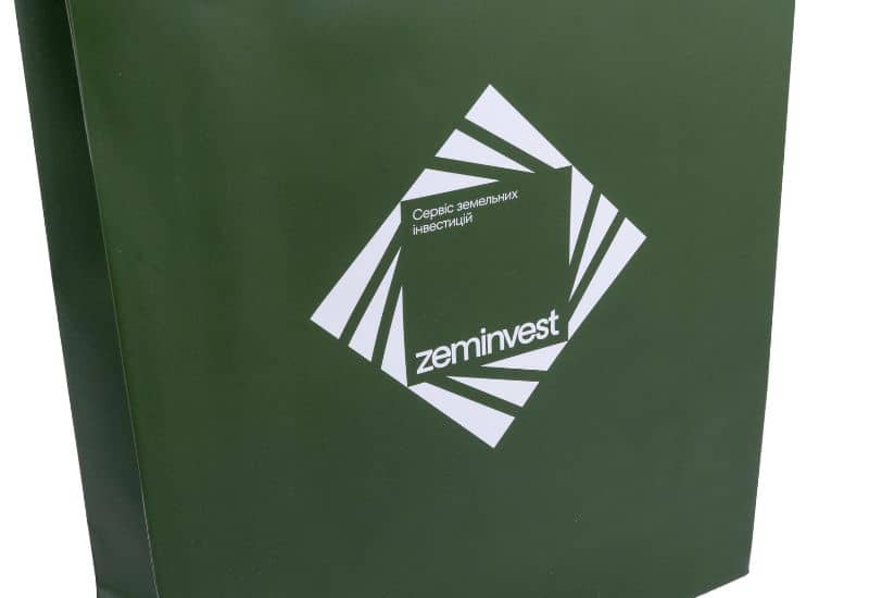 Друк логотипа на паперовому пакеті фотографія