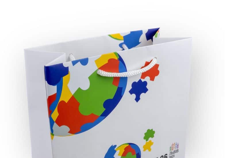 Повнокольоровий друк на паперовому пакеті фотографія