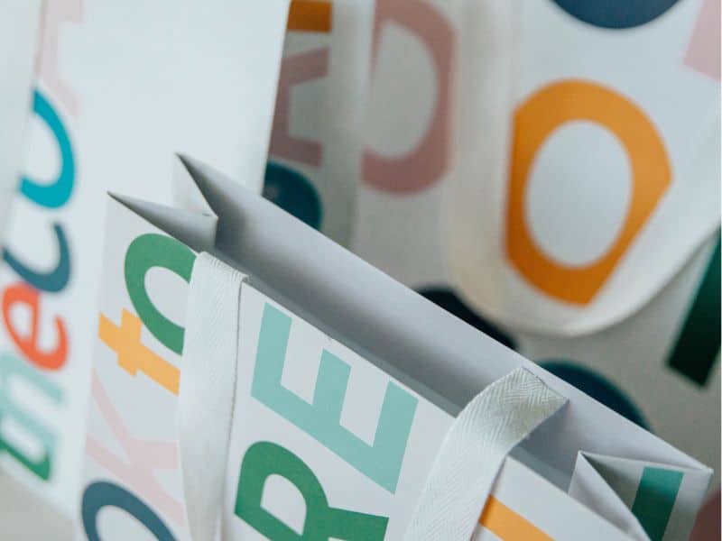 Ручки на фірмових пакетах фотографія