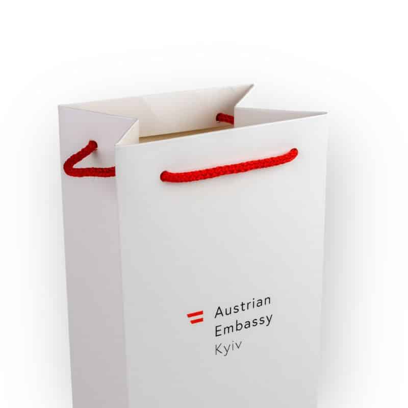 Ручки на паперовому пакеті фото