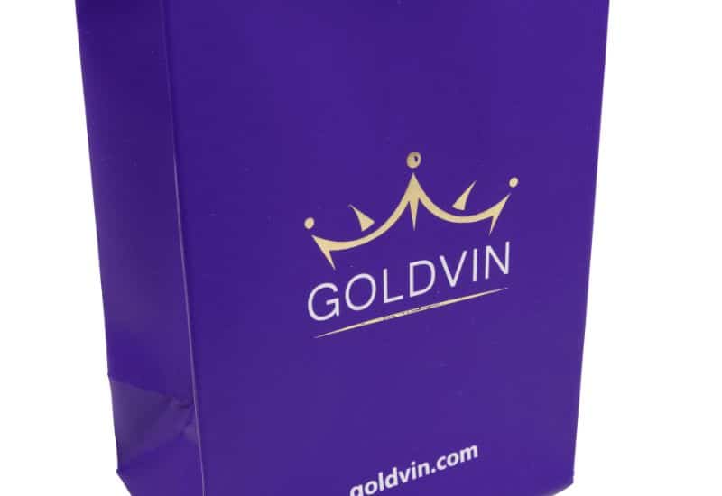 Тиснення логотипу золотою глянцевою фольгою фотографія