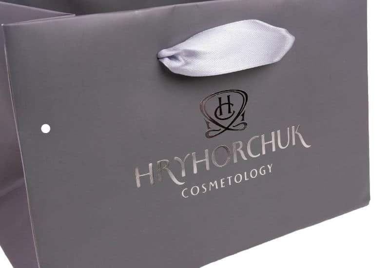 Тиснення срібною фольгою на пакеті фотографія