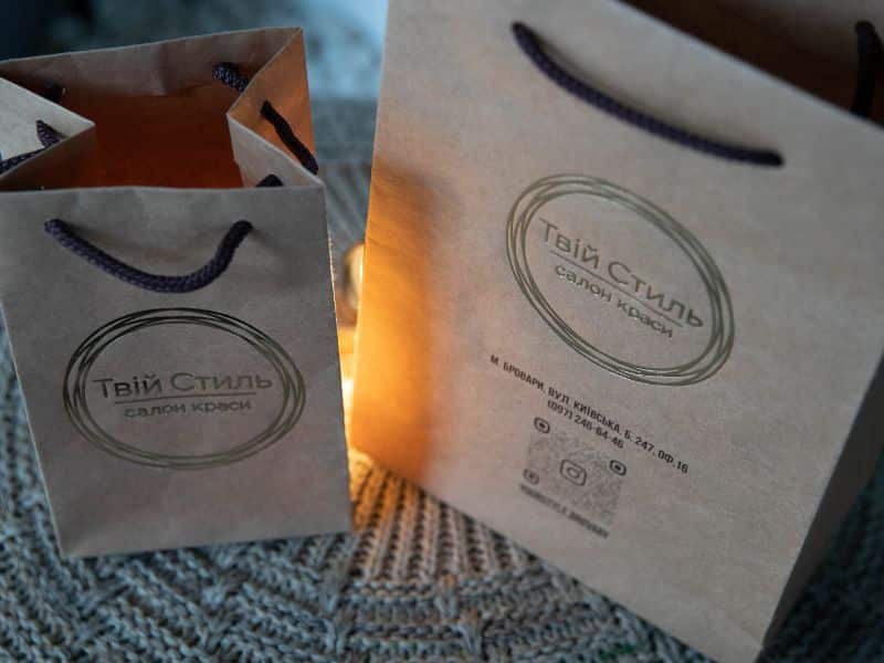 Крафтові пакети з логотипом фотографія