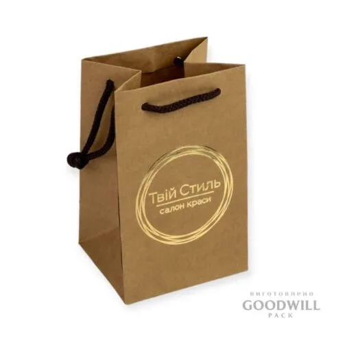 Тиснення логотипу золотою глянцевою фольгою фотографія