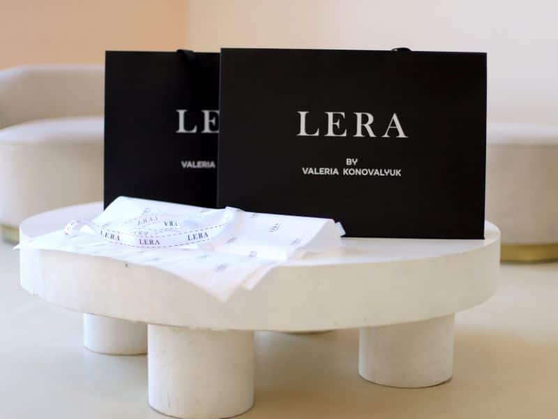 Картонні пакети з логотипом виготовлені на замовлення фотографія