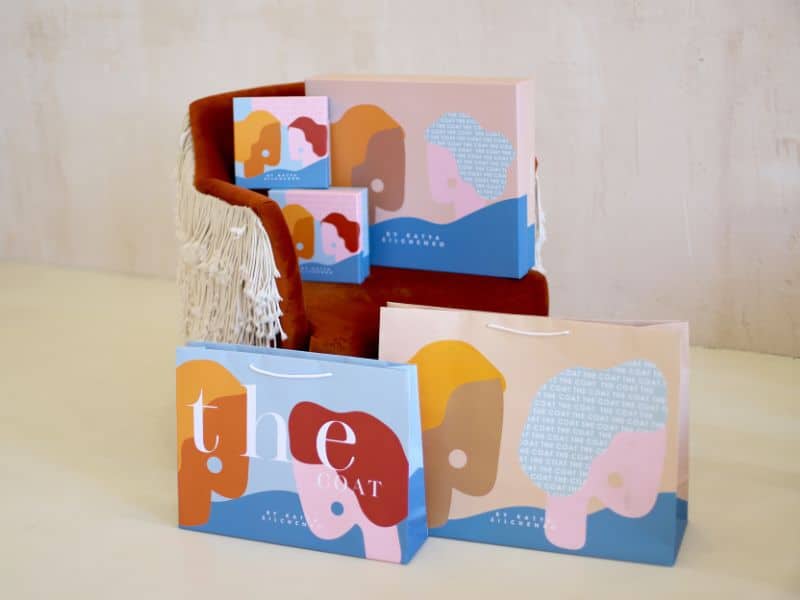 Оригінальні пакети з друком для одягу фотографія